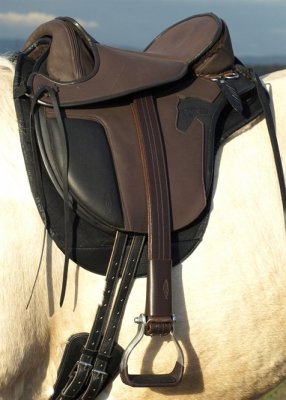 Steigb�gelriemen englisch f�r baumlose S�ttel, schmal und breit