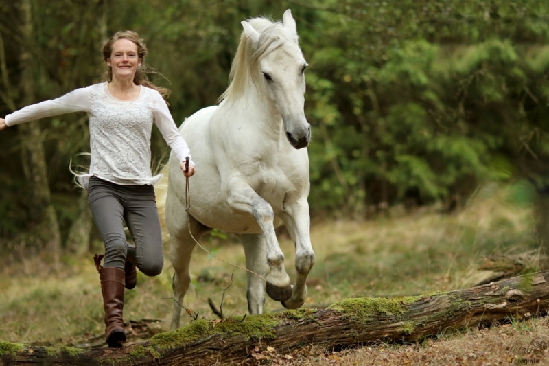 Steffi & Zoe springen am Boden (Foto: Malous Fotografie)