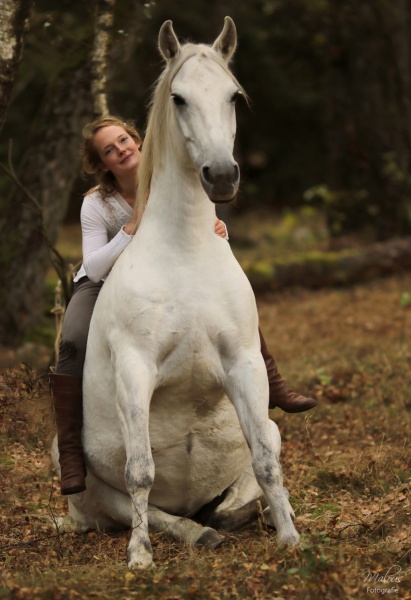 Steffi sitzt mit Zoe (Foto: Malous Fotografie)